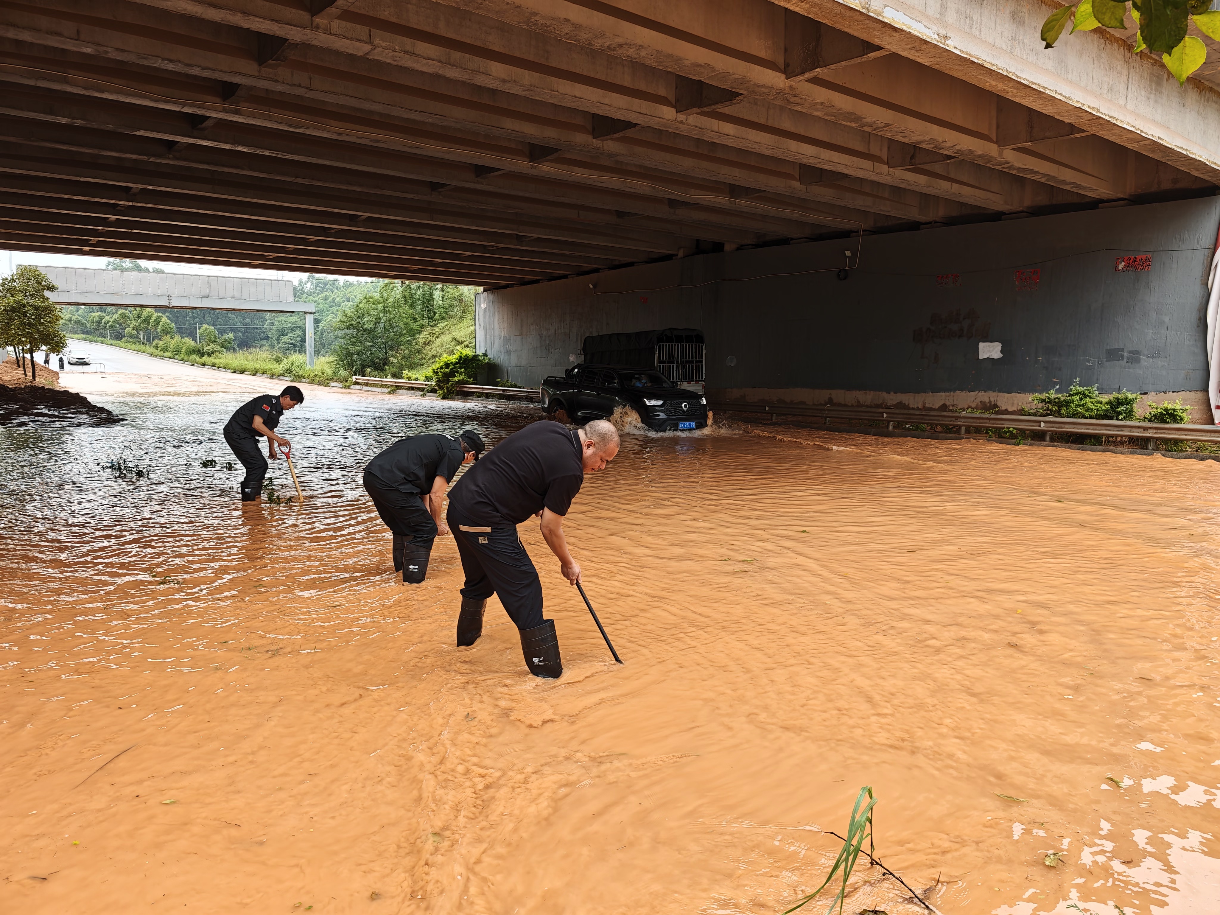 南部物流枢纽项目及时疏通乐广高速涵洞道路排水渠